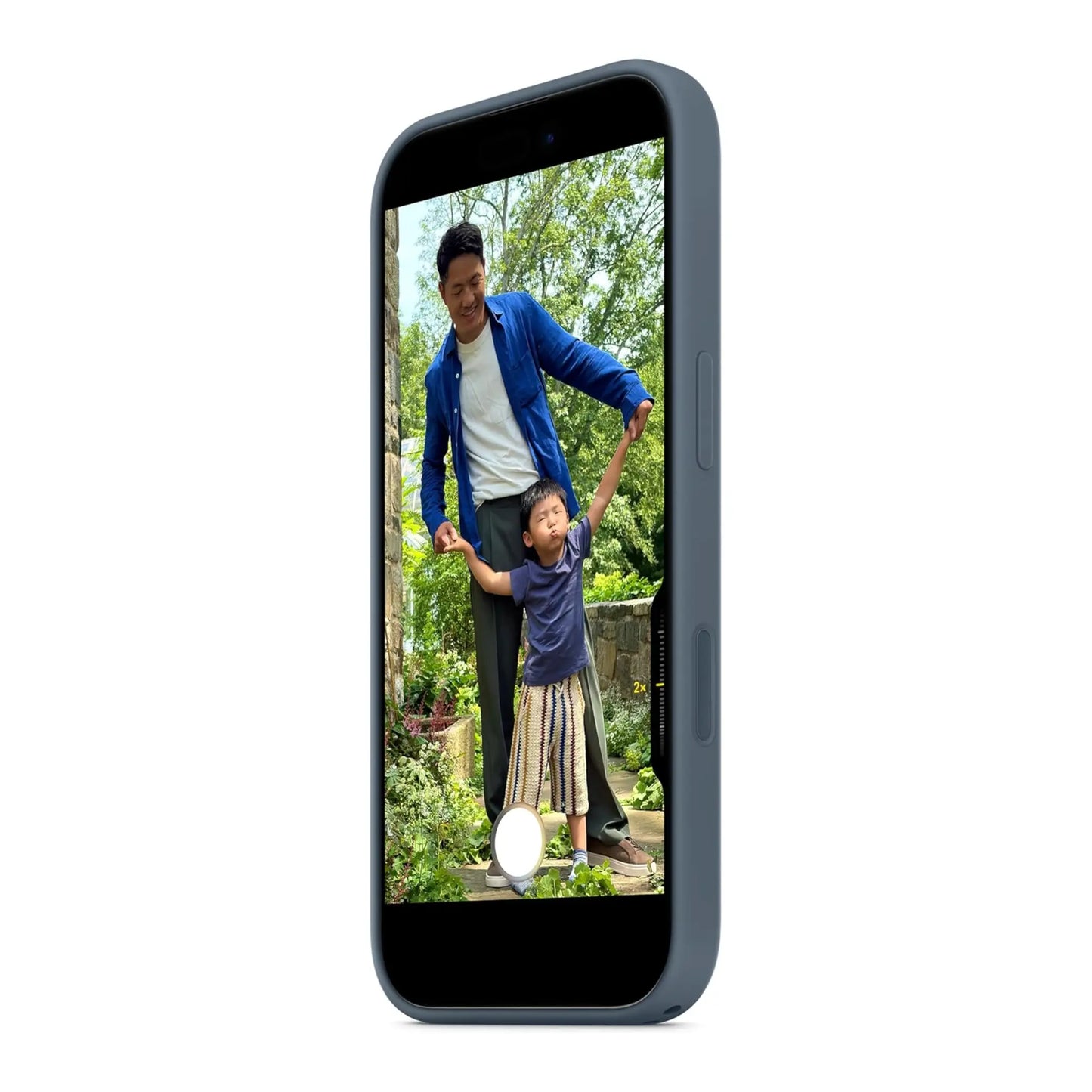 Das Bild zeigt die Apple iPhone Handyhülle MGEW4ZM/A aus Silikon. Sie ist kompatibel mit dem iPhone 17. In der Farbe Maritimblau aus der Schrägansicht.