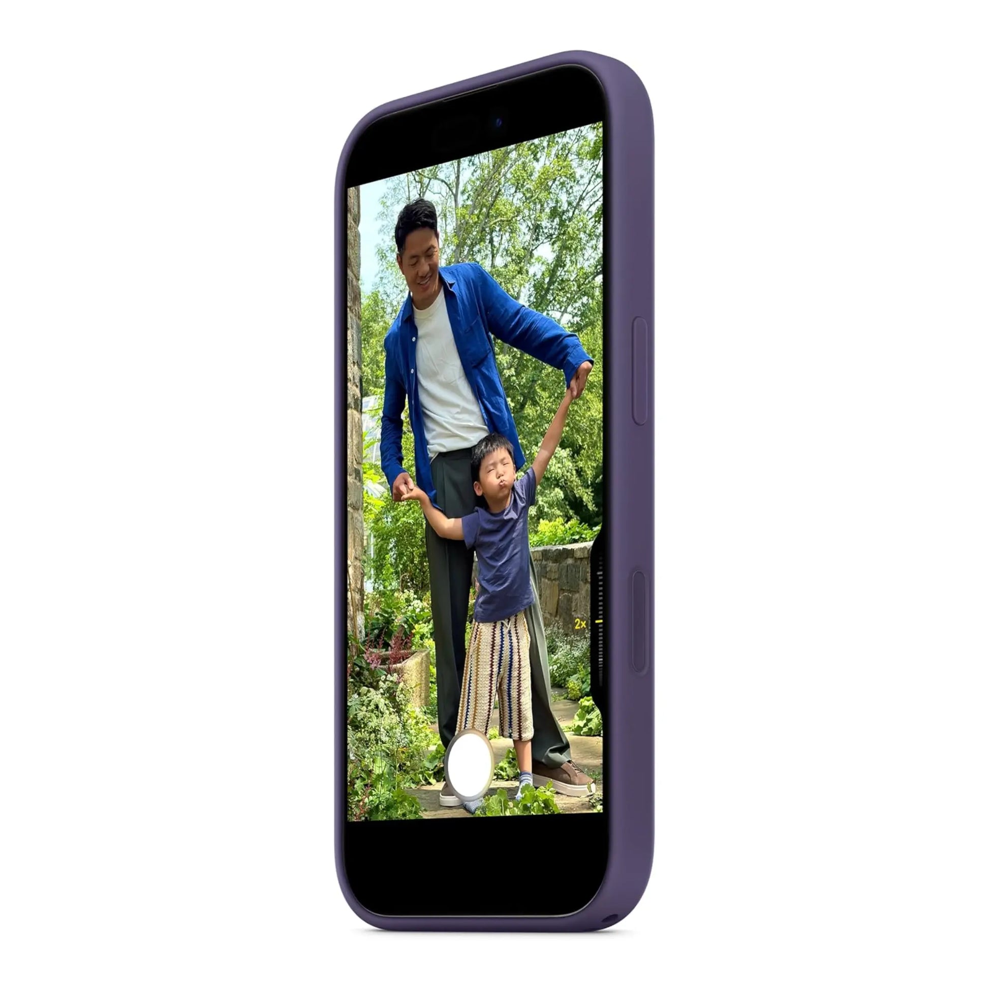 Das Bild zeigt die Apple iPhone Handyhülle MGF04ZM/A aus Silikon. Sie ist kompatibel mit dem iPhone 17. In der Farbe Nebelviolett aus der Schrägansicht.
