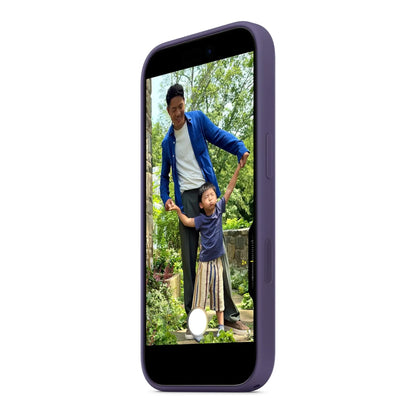 Das Bild zeigt die Apple iPhone Handyhülle MGF04ZM/A aus Silikon. Sie ist kompatibel mit dem iPhone 17. In der Farbe Nebelviolett aus der Schrägansicht.