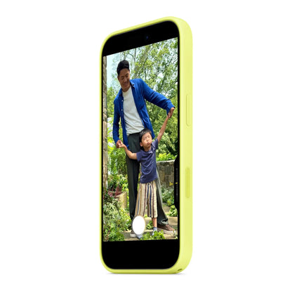 Das Bild zeigt die Apple iPhone Handyhülle MGEV4ZM/A aus Silikon. Sie ist kompatibel mit dem iPhone 17. In der Farbe Neongelb aus der Schrägansicht.