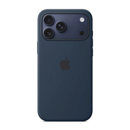 Das Bild zeigt die Apple iPhone Handyhülle MGFP4ZM/A aus Silikon. Sie ist kompatibel mit dem iPhone 17 Pro Max. In der Farbe Mitternacht aus der Frontansicht.