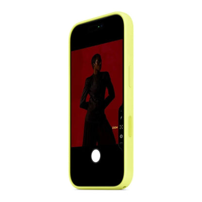 Das Bild zeigt die Apple iPhone Handyhülle MGFM4ZM/A aus Silikon. Sie ist kompatibel mit dem iPhone 17 Pro Max. In der Farbe Neongelb aus der Schrägansicht.