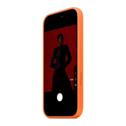 Das Bild zeigt die Apple iPhone Handyhülle MGFL4ZM/A aus Silikon. Sie ist kompatibel mit dem iPhone 17 Pro Max. In der Farbe Orange aus der Schrägansicht.