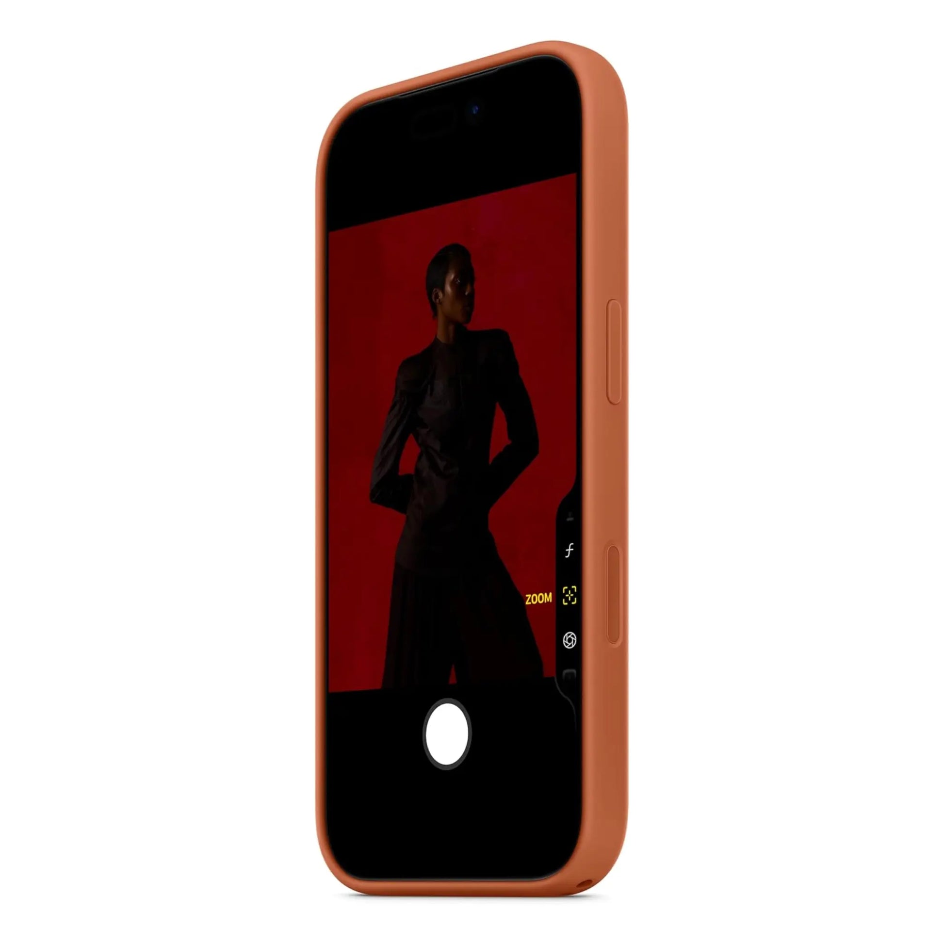 Das Bild zeigt die Apple iPhone Handyhülle MGFJ4ZM/A aus Silikon. Sie ist kompatibel mit dem iPhone 17 Pro. In der Farbe Terracotta aus der Schrägansicht.