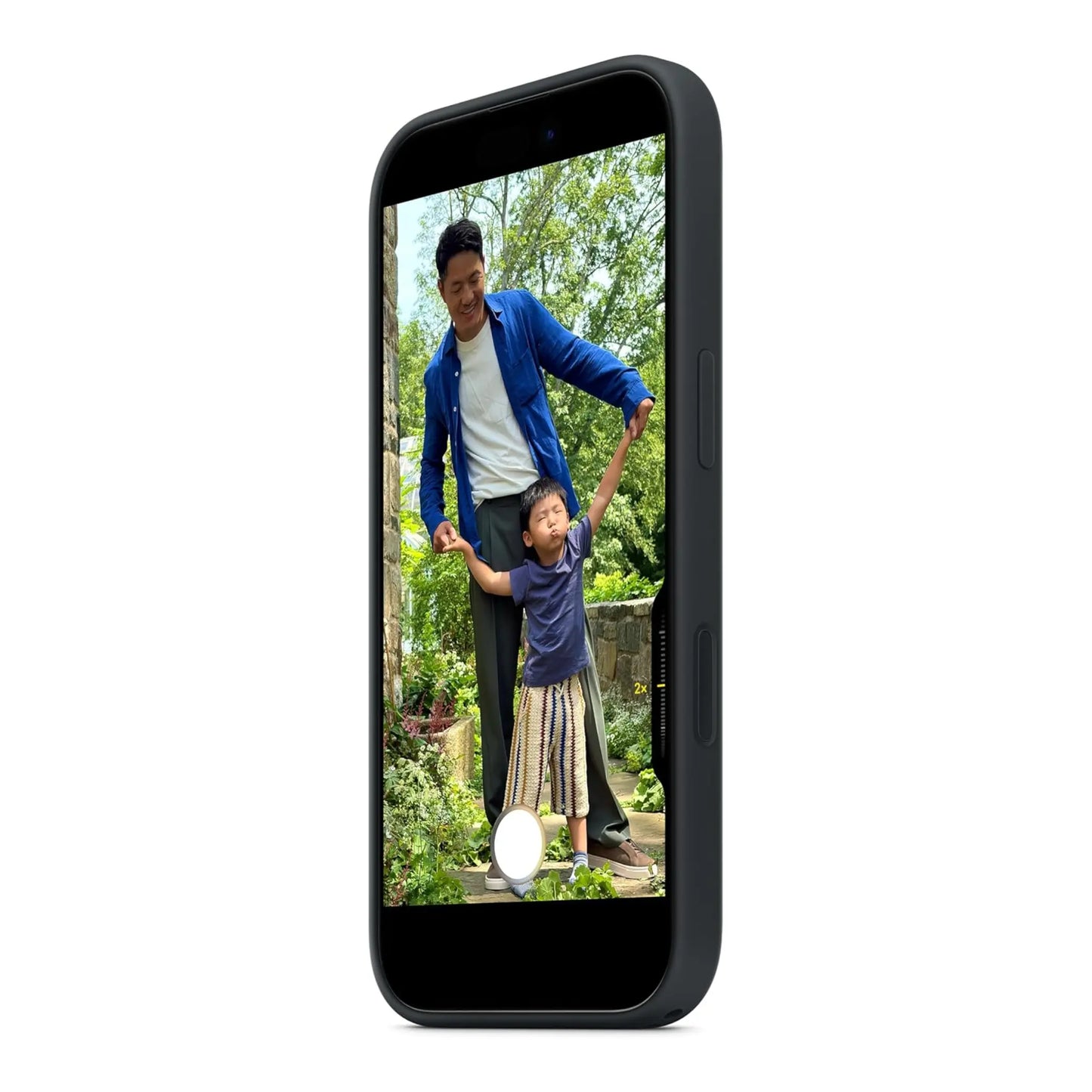Das Bild zeigt die Apple iPhone Handyhülle MGF14ZM/A aus Silikon. Sie ist kompatibel mit dem iPhone 17. In der Farbe Schwarz aus der Schrägansicht.