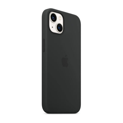 Das Bild zeigt die Apple iPhone Handyhülle MC4A4ZM/A aus Silikon. Sie ist kompatibel mit dem iPhone 13. In der Farbe Mitternacht aus der Schrägansicht.