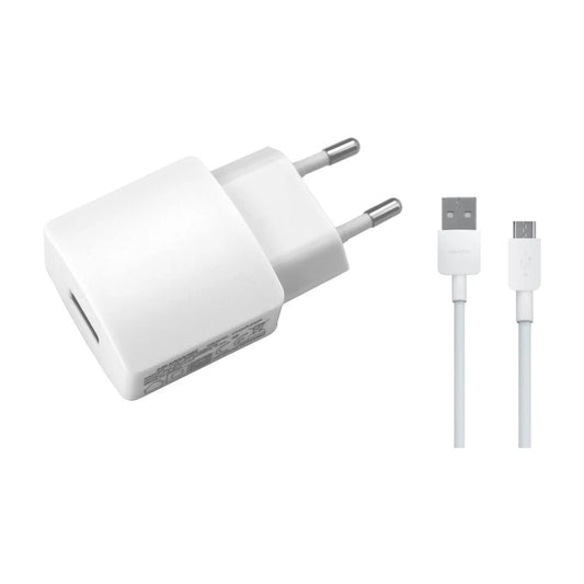 Das Bild zeigt das Huawei Ladegerät HW-050200E02 in Weiß, inklusive Micro-USB-Ladekabel aus der Frontansicht.