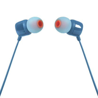 Das Bild zeigt die JBL Tune 110 In-Ear-Kopfhörer in Blau aus der Detailansicht.