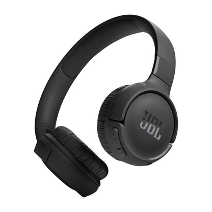 Das Bild zeigt die JBL Tune 520 BT Bluetooth Kopfhörer in Schwarz aus der Schrägansicht.