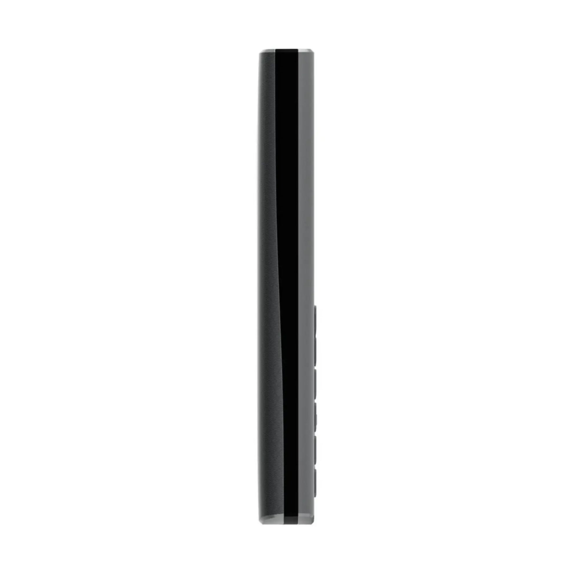Das Bild zeigt das Nokia 105 4G (2. Edition) Handy in Schwarz aus der Seitenansicht.