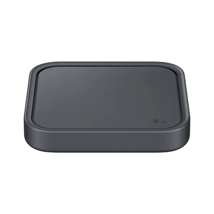 Das Bild zeigt das Samsung EP-P2400T Wireless Charger Pad in Schwarz aus der Frontansicht.