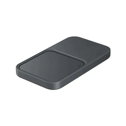Das Bild zeigt das Samsung EP-P5400 Wireless Charger Pad Duo in Schwarz aus der Seitenansicht.