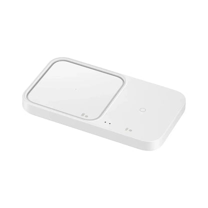 Das Bild zeigt das Samsung EP-P5400 Wireless Charger Pad Duo in Weiß aus der Schrägansicht.