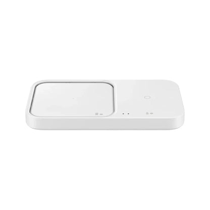 Das Bild zeigt das Samsung EP-P5400 Wireless Charger Pad Duo in Weiß aus der Seitenansicht.