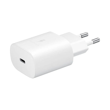 Das Bild zeigt das Samsung EP-T1510 Ladegerät mit 15 W in Weiß aus der Seitenansicht.