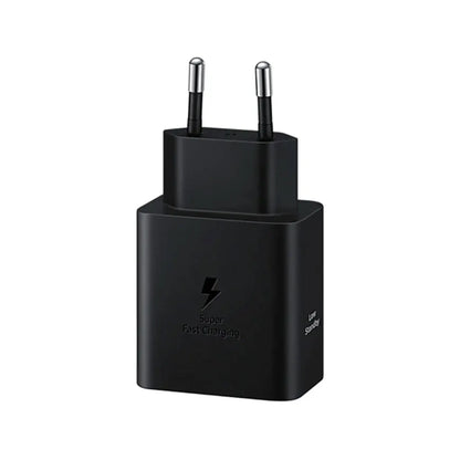 Das Bild zeigt das Samsung EP-T4511N Ladegerät 45W in Schwarz aus der Schrägansicht.