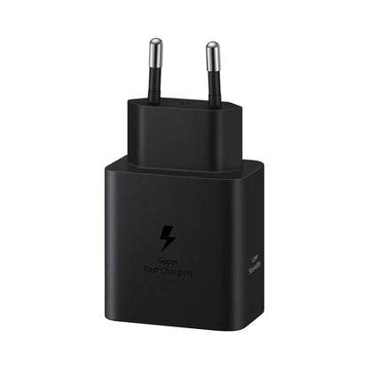 Das Bild zeigt das Samsung EP-T4511N Ladegerät 45W USB-C in Schwarz aus der Schrägansicht.