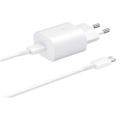 Das Bild zeigt das Samsung EP‑TA800 Ladegerät mit 25 W in Weiß inklusive USB-C Ladekabel.