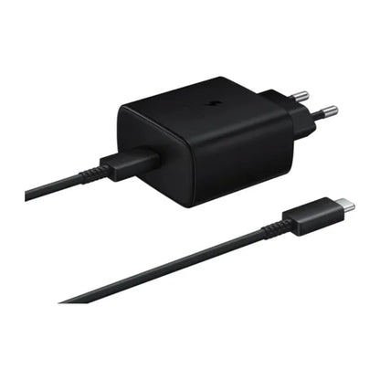 Das Bild zeigt das Samsung EP-TA845 Ladegerät mit 45 W inkl. USB-C-Ladekabel in Schwarz.