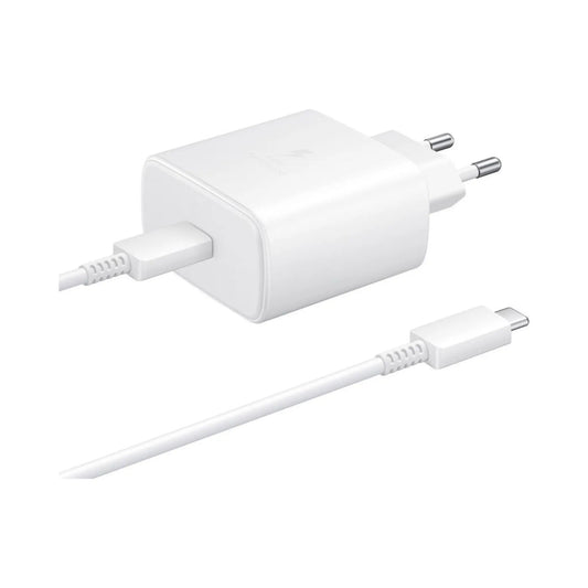 Das Bild zeigt das Samsung EP-TA845 Ladegerät mit 45 W inkl. USB-C-Ladekabel in Weiß.