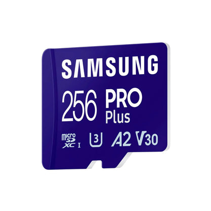 Das Bild zeigt die Samsung PRO PLUS Micro-SDXC Speicherkarte mit 256 GB in der Schrägansicht.